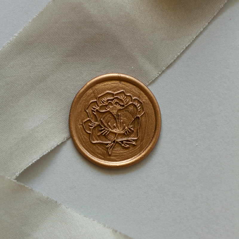 Goegel gold mit Rosenmotiv