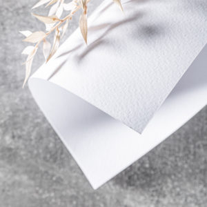strukturiertes Papier mit Trockenblume