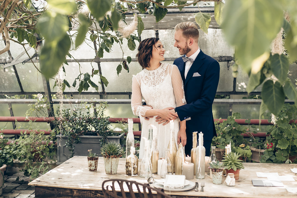 Ehevertrag-Glückliches Brautpaar in der alten Gärtnerei München.