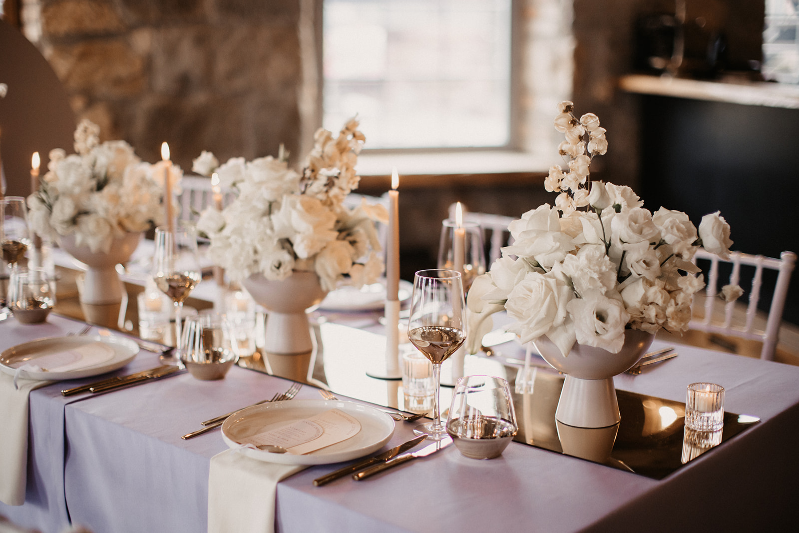 gedeckte Hochzeitstafel mit moderner Blumendekoration